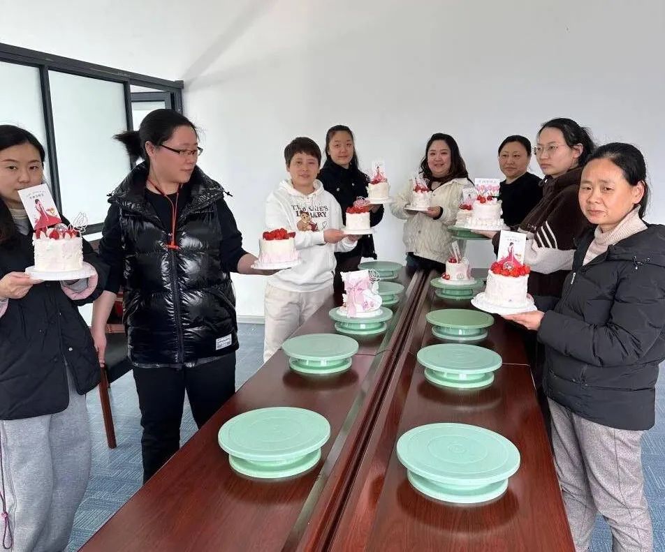 “巧手學(xué)烘焙·巾幗展風(fēng)采”